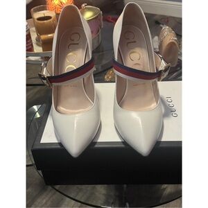 GUCCI White Leather Mary Jane Pumps with Navy and Red Stripe Strap